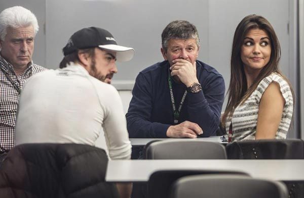 Lara Álvarez y Fernando Alonso pisaron juntos por primera vez el circuito de Jerez, momento en el que se pudo ver que son una pareja de lo más enamorada 