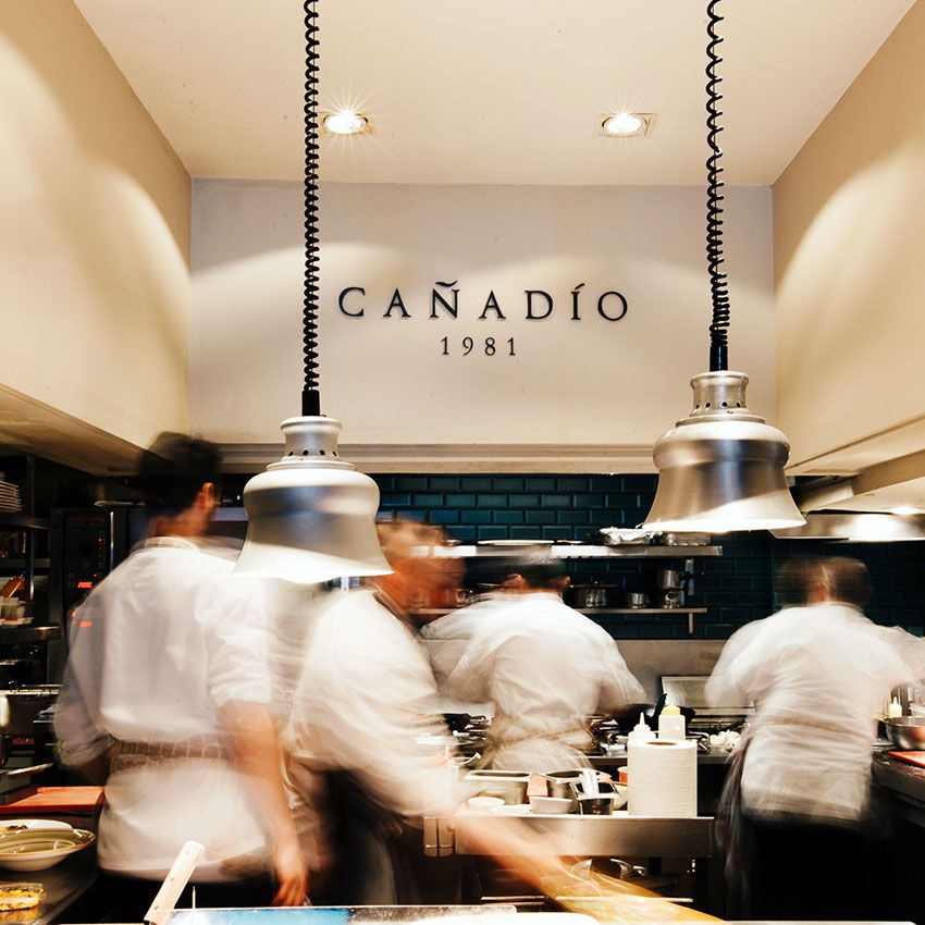 Cocina del restaurante Cañadío en Santander