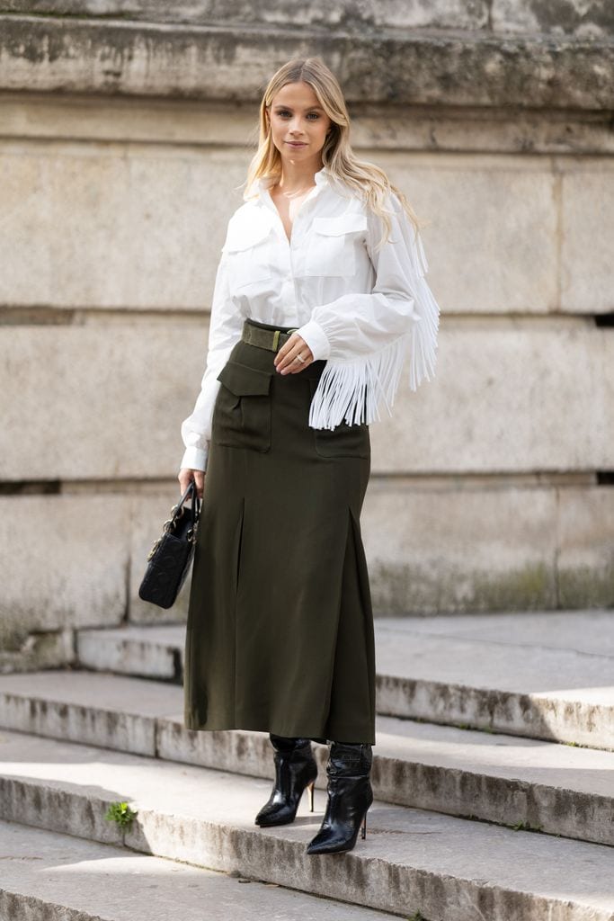 camisa con flecos y falda midi verde militar