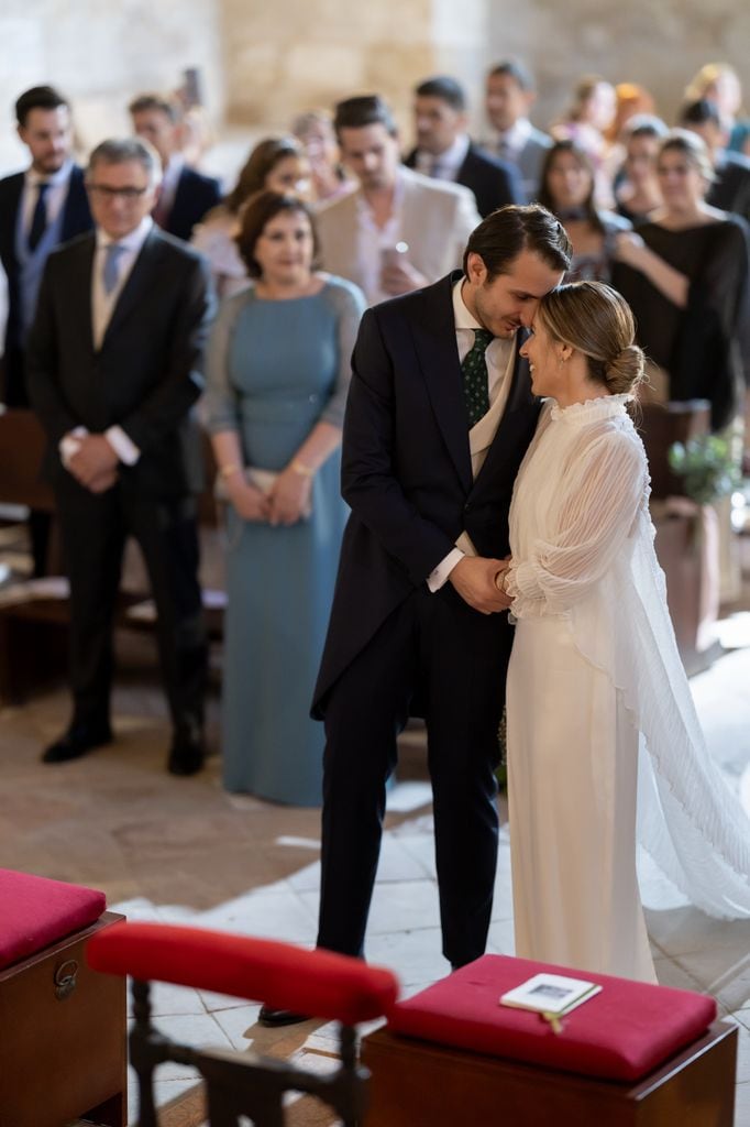 Vestido de novia con capa de Sara Omatos