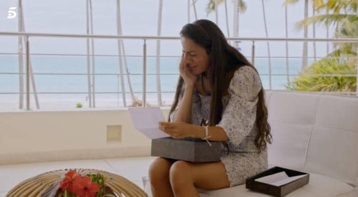 Melyssa leyendo la carta de Tom en La isla de las Tentaciones