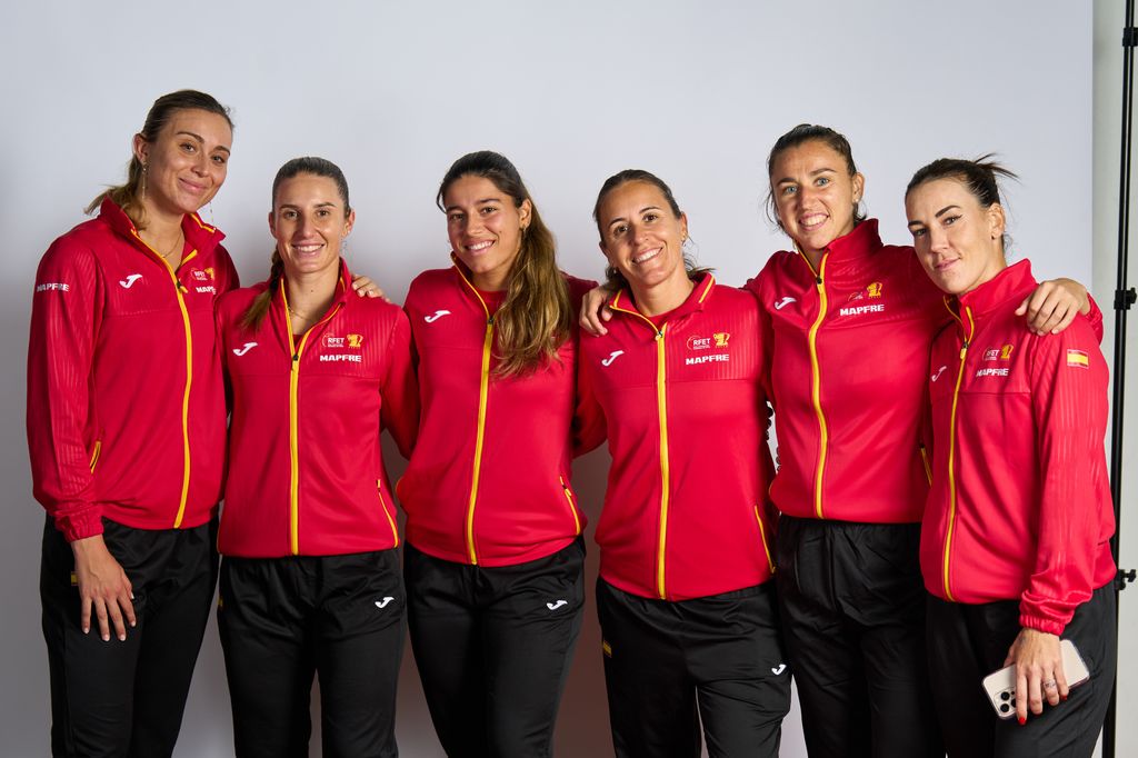 De izquierda a derecha: Paula Badosa, Marina Bassols, Jessica Bouzas, Captain Ana-Isabel Medina, Sara Sorribes y Nuria Parrizas-Diaz 