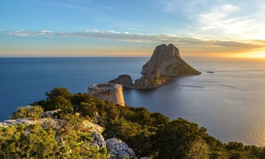 Torre des Savinar e islote de Es Vedrà en Ibiza.