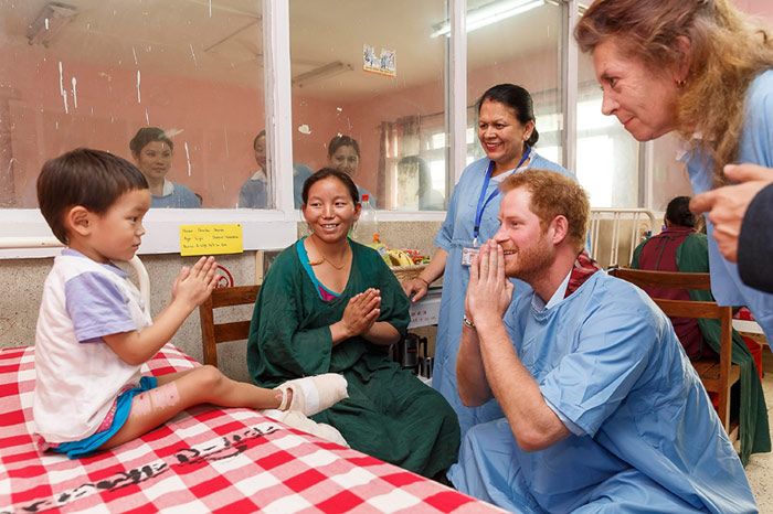 Ha sido en la unidad de quemados del Hospital Infantil Kanti en donde Harry, se ha esforzado por arrancar una sonrisa a los pequeños que se recuperan aquí de sus heridas. Aquí el Principe está con Pemba Sherpa, de 5 años
