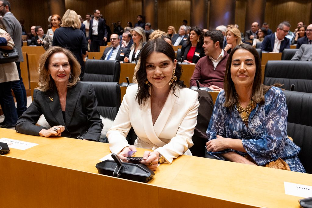 Ana María Rodríguez con sus hijas Sofía y Ana Bono en la presentación del libro de su exmarido, José Bono