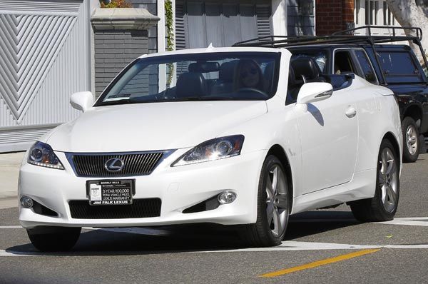 Christine pasea por los lugares más exclusivos de Los Ángeles en su nuevo Lexus convertible, un coche de lujo
