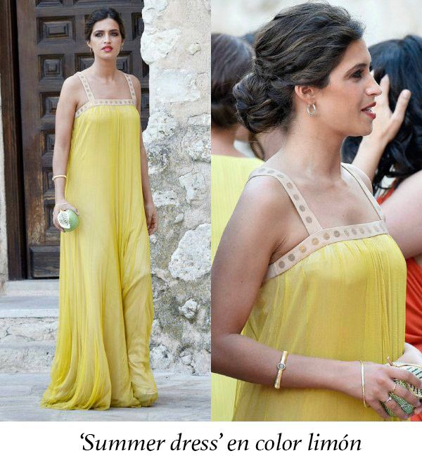 Hace sólo unas semanas, la presentadora acudía a otra ceremonia de boda en la misma localidad, en esta ocasión con un diseño de verano de Cortana en amarillo limón, con línea imperio y tirantes.

© Europa Press
