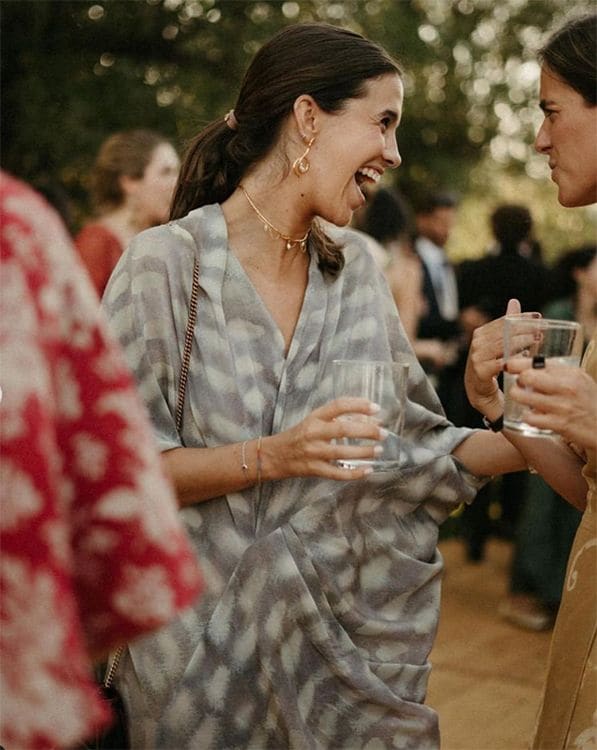 Invitadas disfrutando en la boda