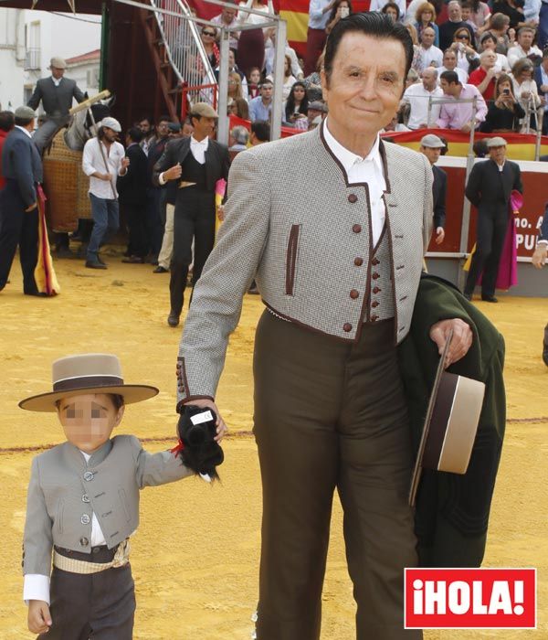 El torero hizo el paseíllo con su hijo de la mano, también vestido de corto con un traje idéntico al de su padre
