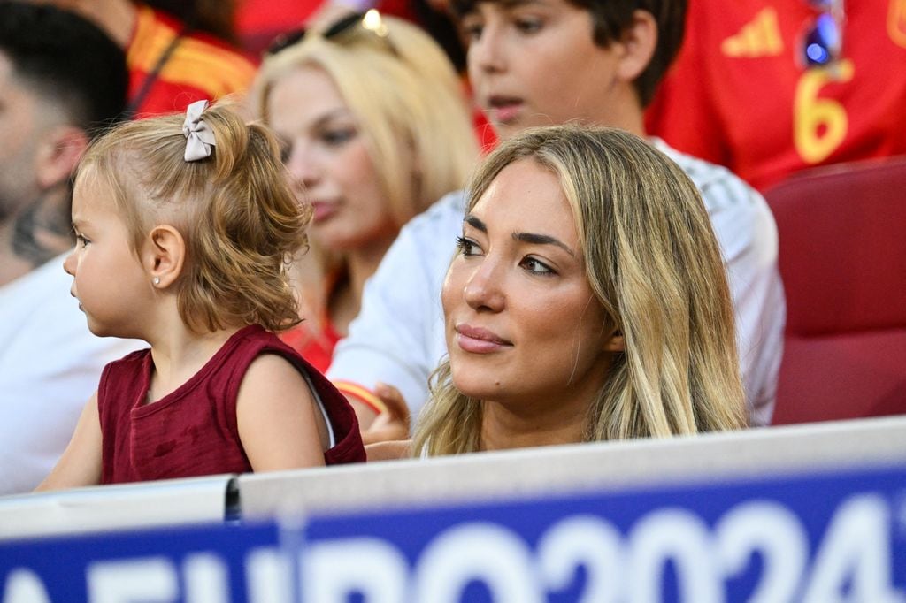 Alice Campello, mujer de Álvaro Morata, con su hija Bella en el partido que enfrentó a España contra Albania en la Eurocopa el 24 de junio de 2024 en Dusseldorf, Alemania