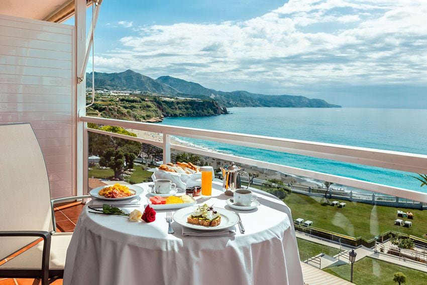 Parador-de-Nerja-desayuno-suite