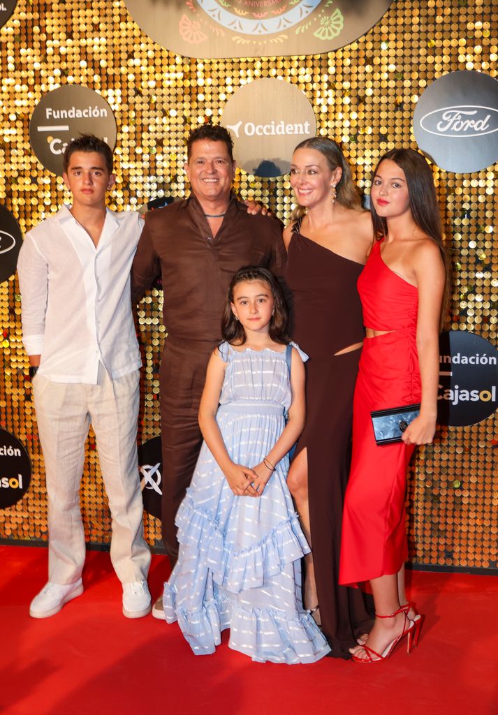 Carlos Vives junto a su mujer Claudia Elena Vásquez y sus tres hijos 