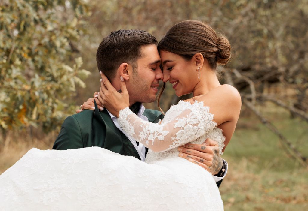 Ana Guerra y Víctor Elías en una romántica foto en su boda