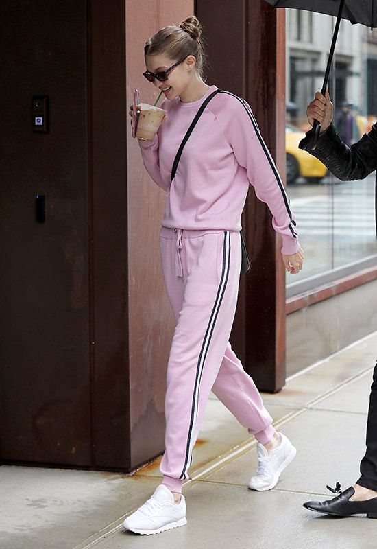 gigi hadid total look rosa 3a