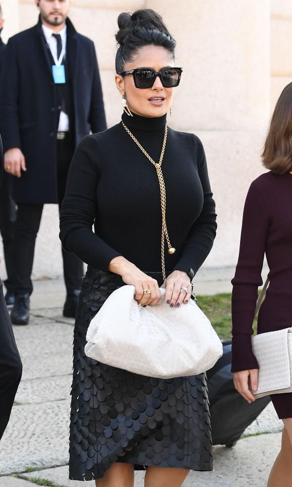 salma hayek con total black look y soft clutch blanco