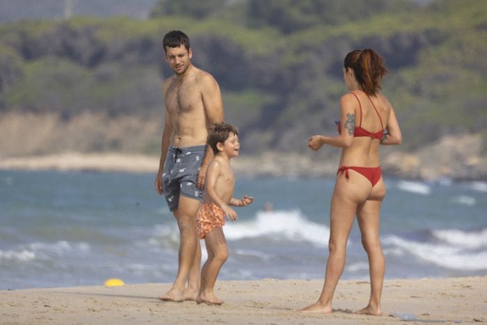 Laura Matamoros, en la playa con Benji Aparicio y sus dos hijos