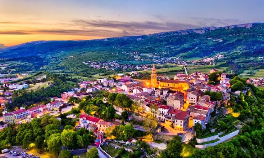 Vista aérea de la localidad de Buzet en el interior de Istria, Croacia