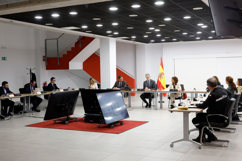 El rey Felipe en una reunión de crisis de la DANA en Valencia el 4 de noviembre de 2024