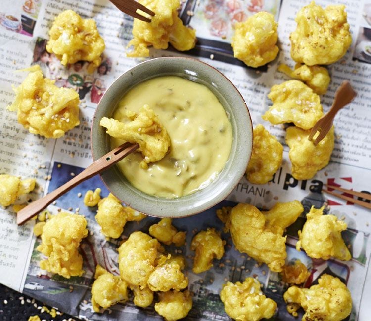 Coliflor en tempura con aderezo de azafrán y champiñón