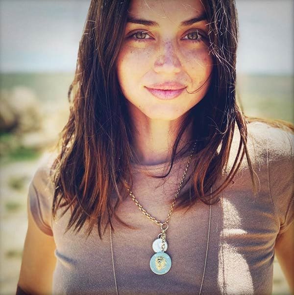 Ana de Armas con colgantes dorados