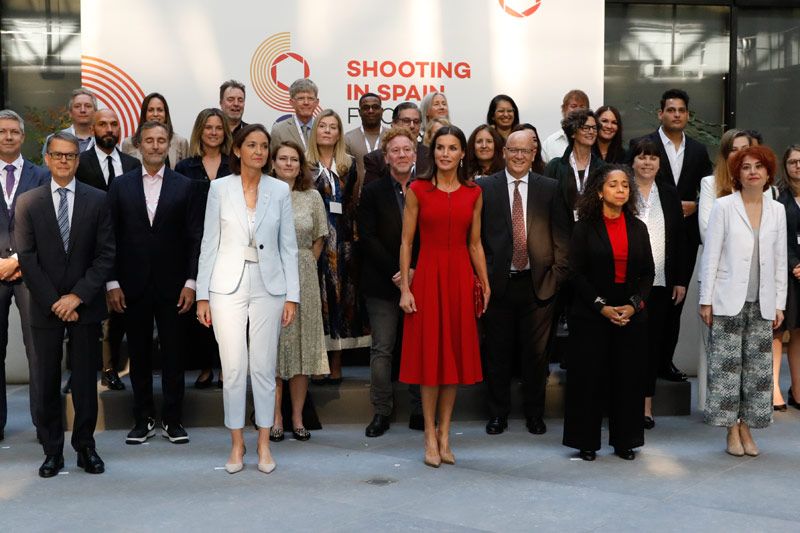 Doña Letizia, con un vestido rojo con cremallera frontal