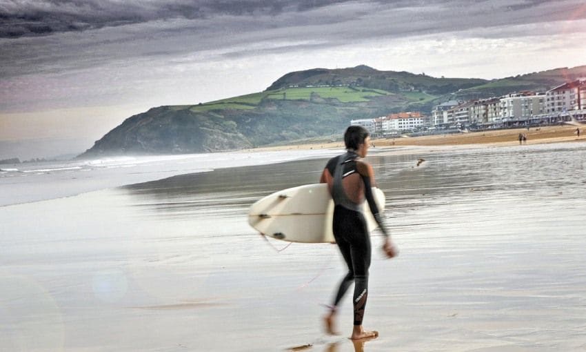 surfista en la playa de zarautz guipuzcoa