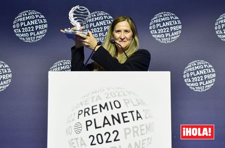 Luz Gabás recibe el Premio Planeta