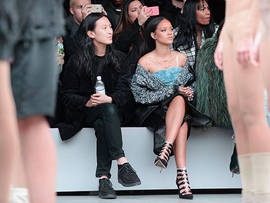 Rihanna disfrutó del desfile junto al diseñador Alexander Wang. ¿Qué comentarían de las creaciones que se presentaron sobre la pasarela?