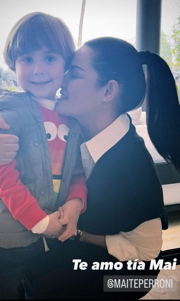 maite con uno de los hijos de anah 