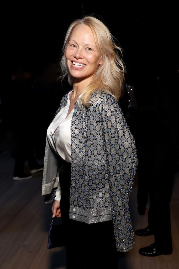 Pamela Anderson en el desfile de Giorgio Armani en Nueva York el 17 de octubre de 2024