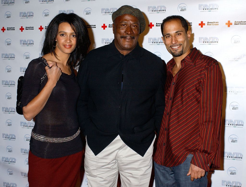 John Amos con su hijo KC Amos y su nuera Malika