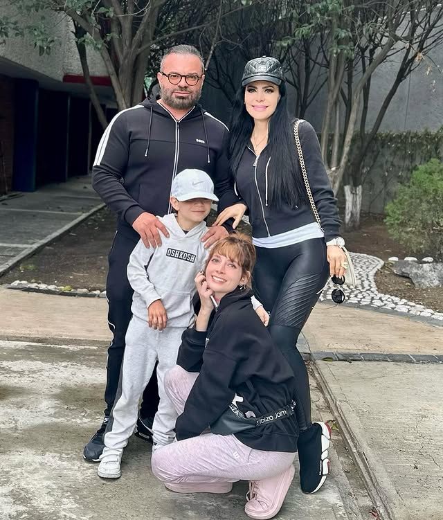 En esta foto, Maribel Guardia con su esposo Marcos Chacón, su nuera Imelda Tuñón y el pequeño Julián