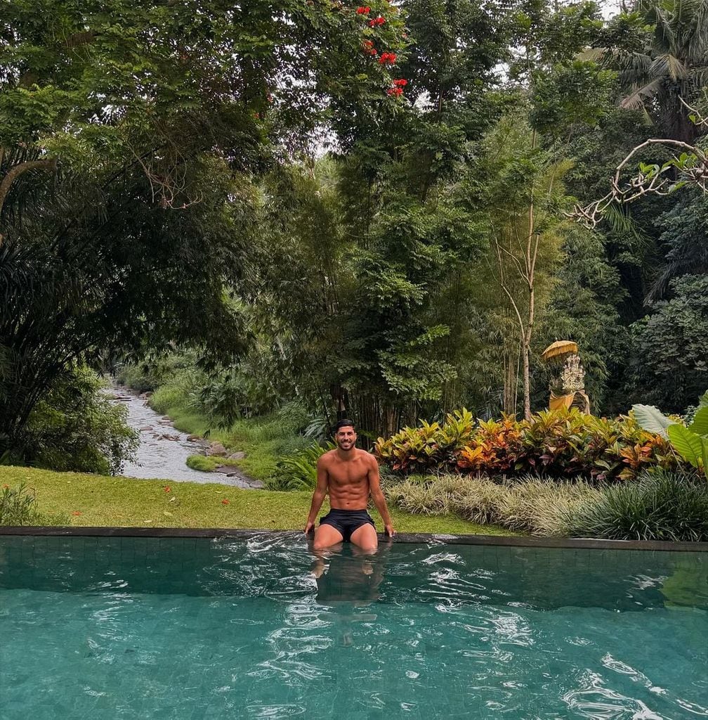 Marco Asensio se baña en una piscina natural de Bali