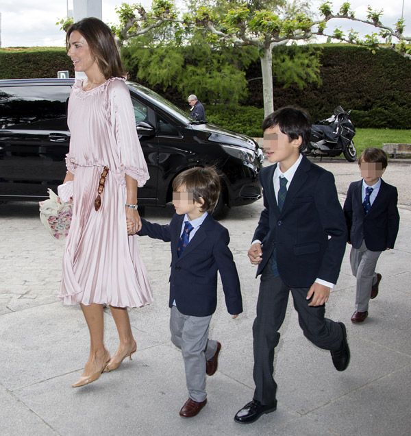 Los cuatro hijos de Mar Flores y Javier Merino estaban muy elegantes de traje y corbata
