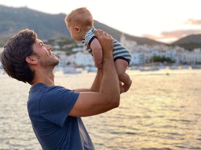 Natalia Sánchez y Marc Clotet con sus hijos