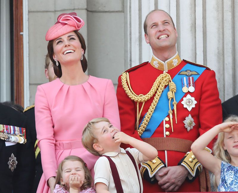 los duques de cambridge con sus hijos en la celebracion del cumpleanos de la reina