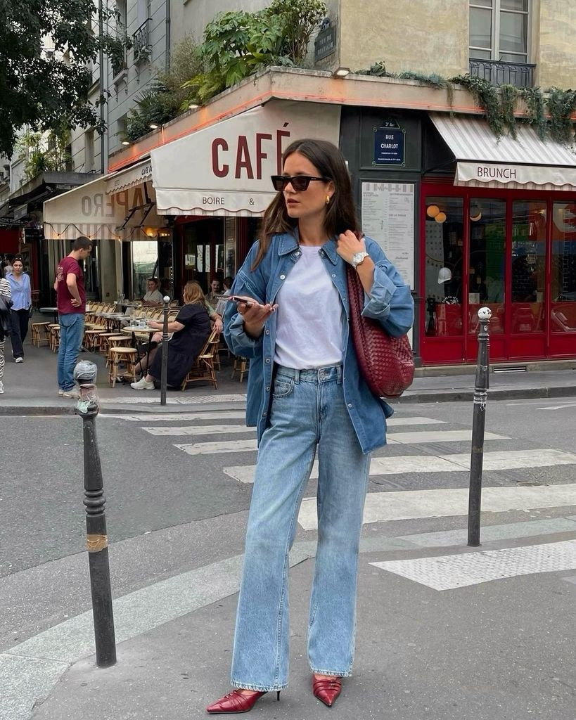 Influencer con total look denim y camiseta