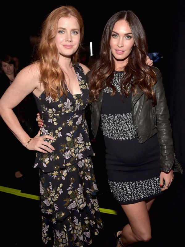 Megan junto a Amy Adams
