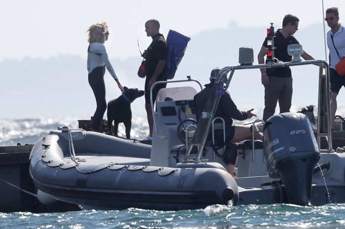 Las vacaciones de Brigitte Macron en plena Costa Azul junto a su perro Nemo