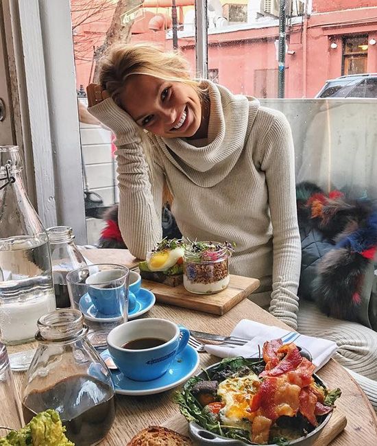 Romee Strijd con jersey de cuello vuelto desayunando