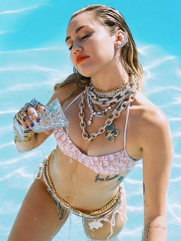 Miley Cyrus luce un bikini con el estampado de Dior