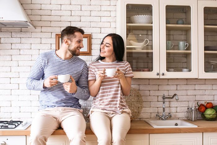 pareja en la cocina tomando un café