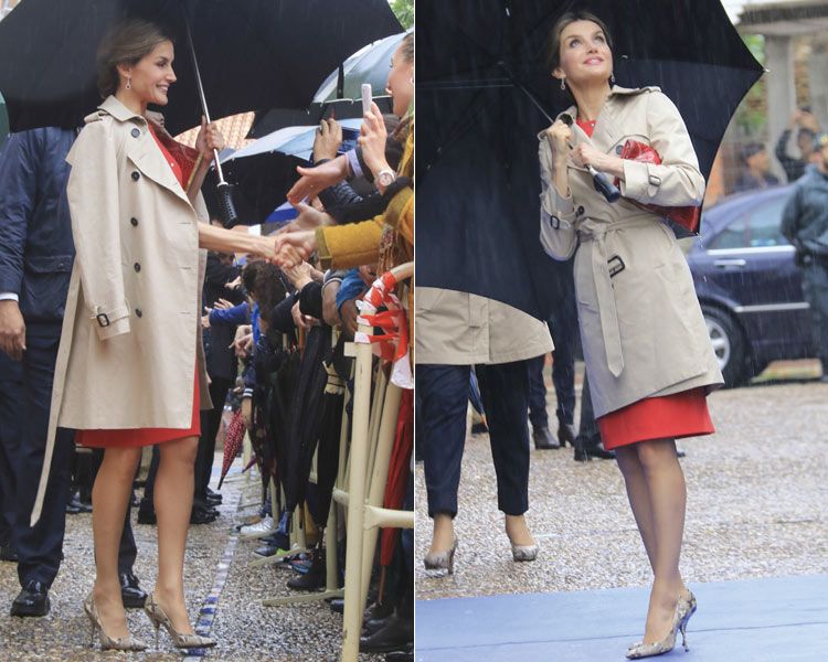 El empedrado mojado, la abudancia de paraguas y una lluvia que no paraba de caer no impidieron que doña Letizia, que calzaba tacones de Carolina Herrera, saludara con detenimiento a los vecinos que esperaban
