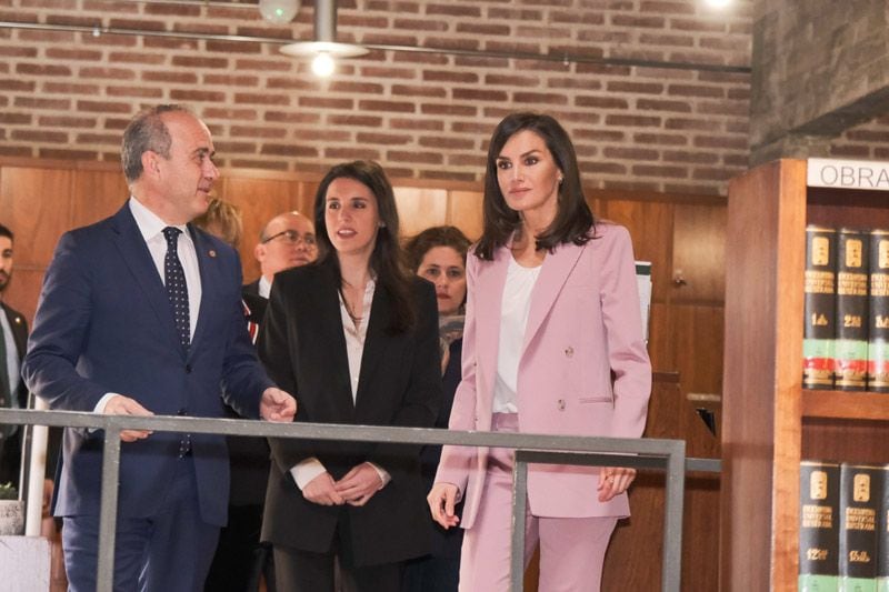 Reina Letizia e Irene Montero