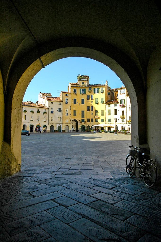 Plaza del Anfiteatro, Lucca