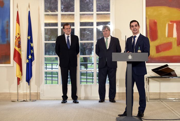 Por su parte, Javier, que no podía borrar la sonrisa y se mostró de lo más emocionado, confesó que la medalla es un "orgullo" para él y se trata de uno de los reconocimientos más grandes que puede lograr porque es un "regalo" de su país.
