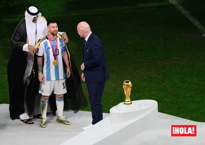 El emir de Catar coloca el blisht a Messi