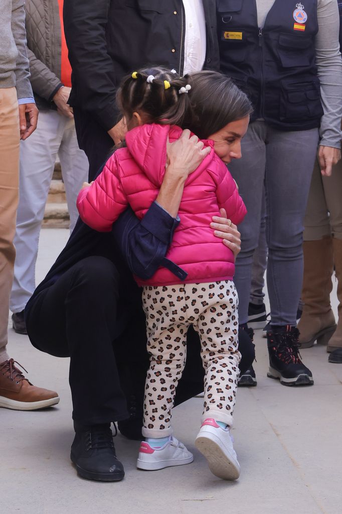 La reina Letizia durante su visita a Chiva después de la DANA. 19 de noviembre de 2024