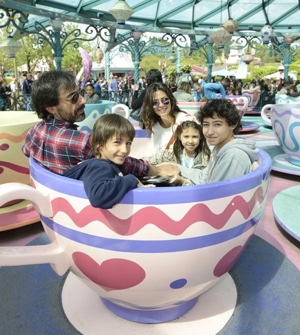 Un paseo en las tazas del sombrerero loco hizo que Nuria y su marido Juan del Val se lo pasaran como enanos con sus tres hijos Juan, Pau y Olivia
