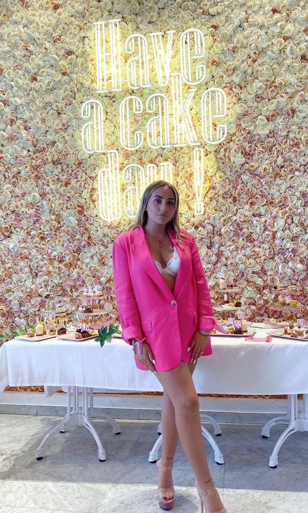 Rocío Flores con chaqueta fucsia